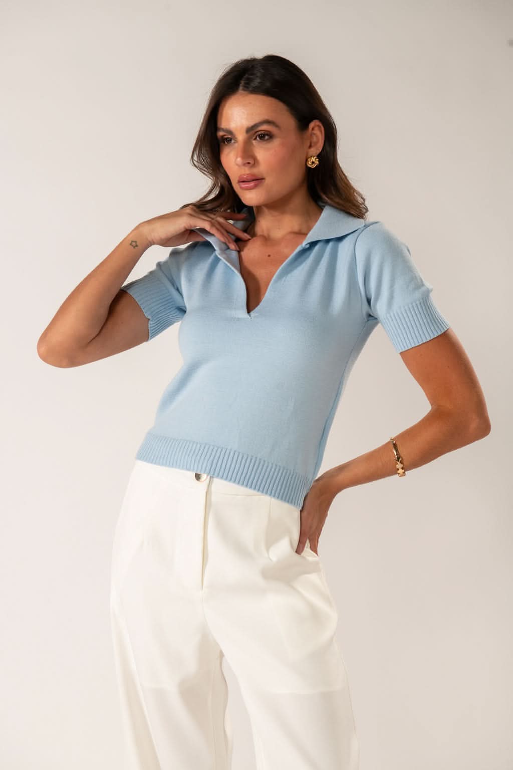Blusa Polo em Tricot com Decote V Azul