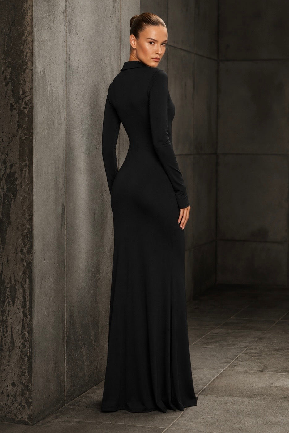 Vestido Longo Preto com Gola e Decote V em Poliamida