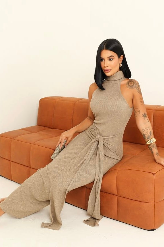 Vestido Gola Alta com Amarração – Tecido Canelado Nude