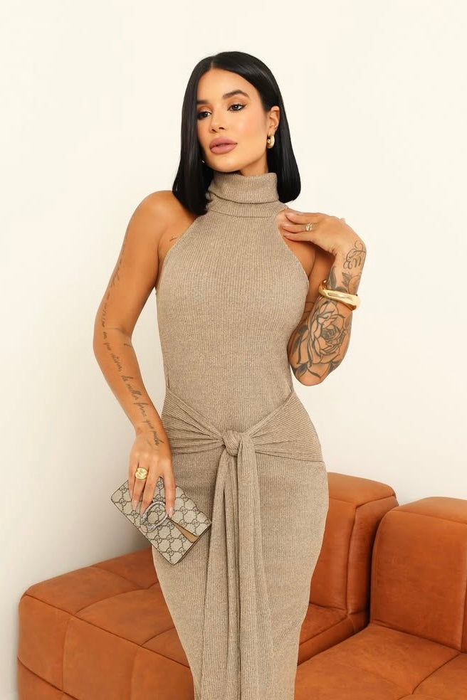 Vestido Gola Alta com Amarração – Tecido Canelado Nude