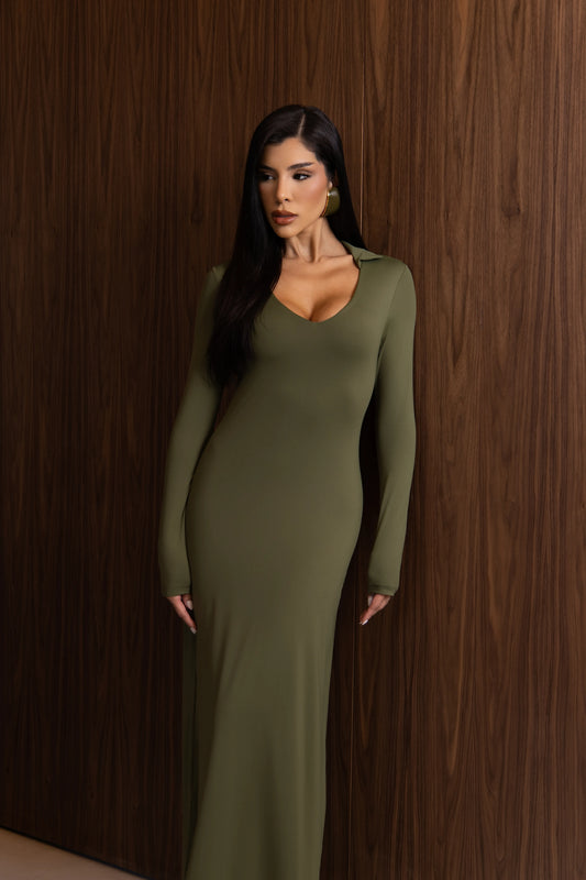 Vestido Longo Militar com Gola e Decote V em Poliamida