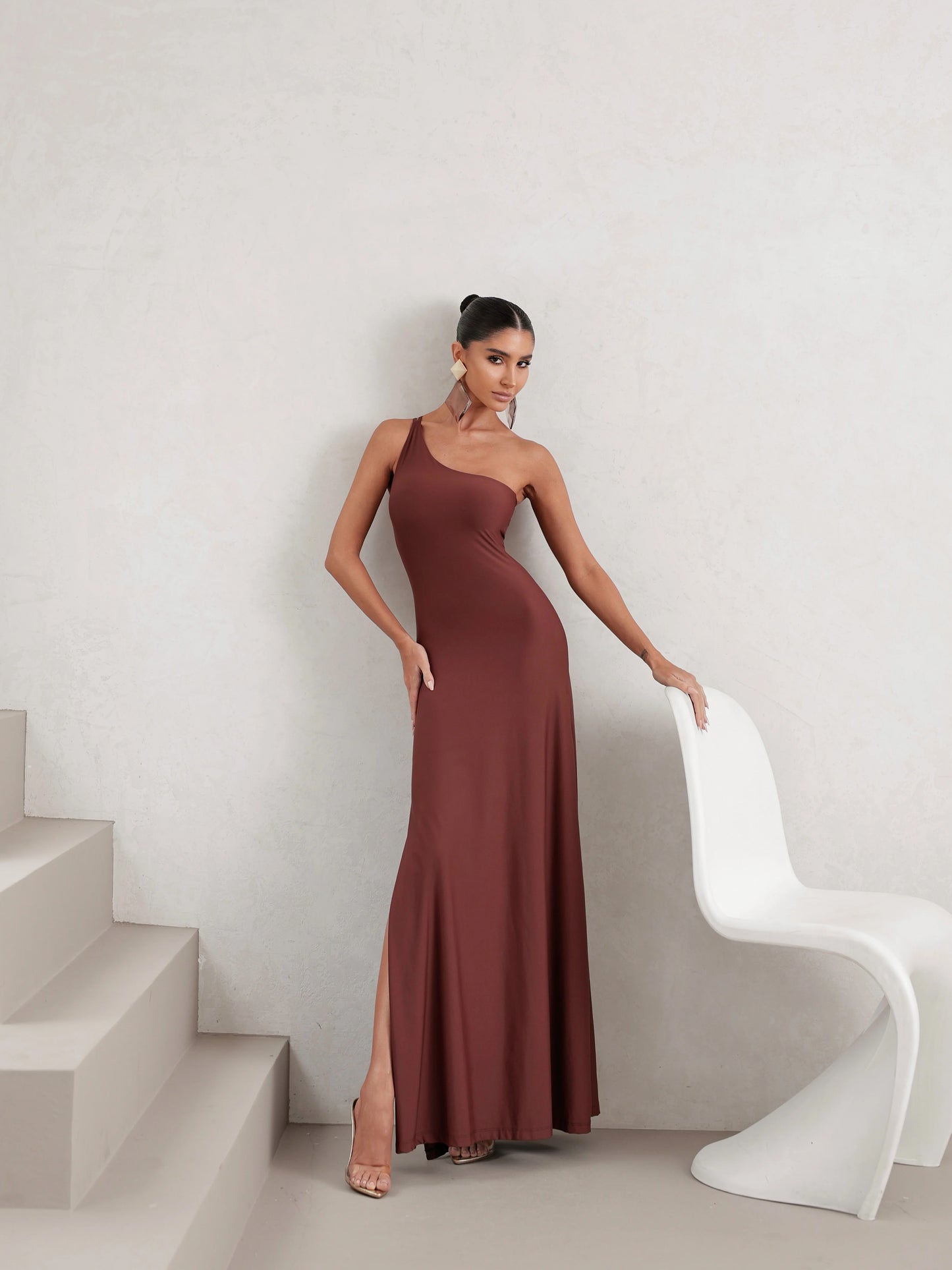 Vestido Longo em Poliamida Um Ombro Só Marrom