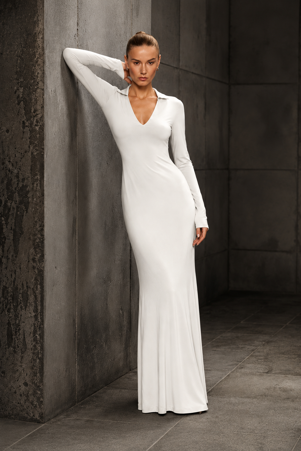Vestido Longo Off com Gola e Decote V em Poliamida