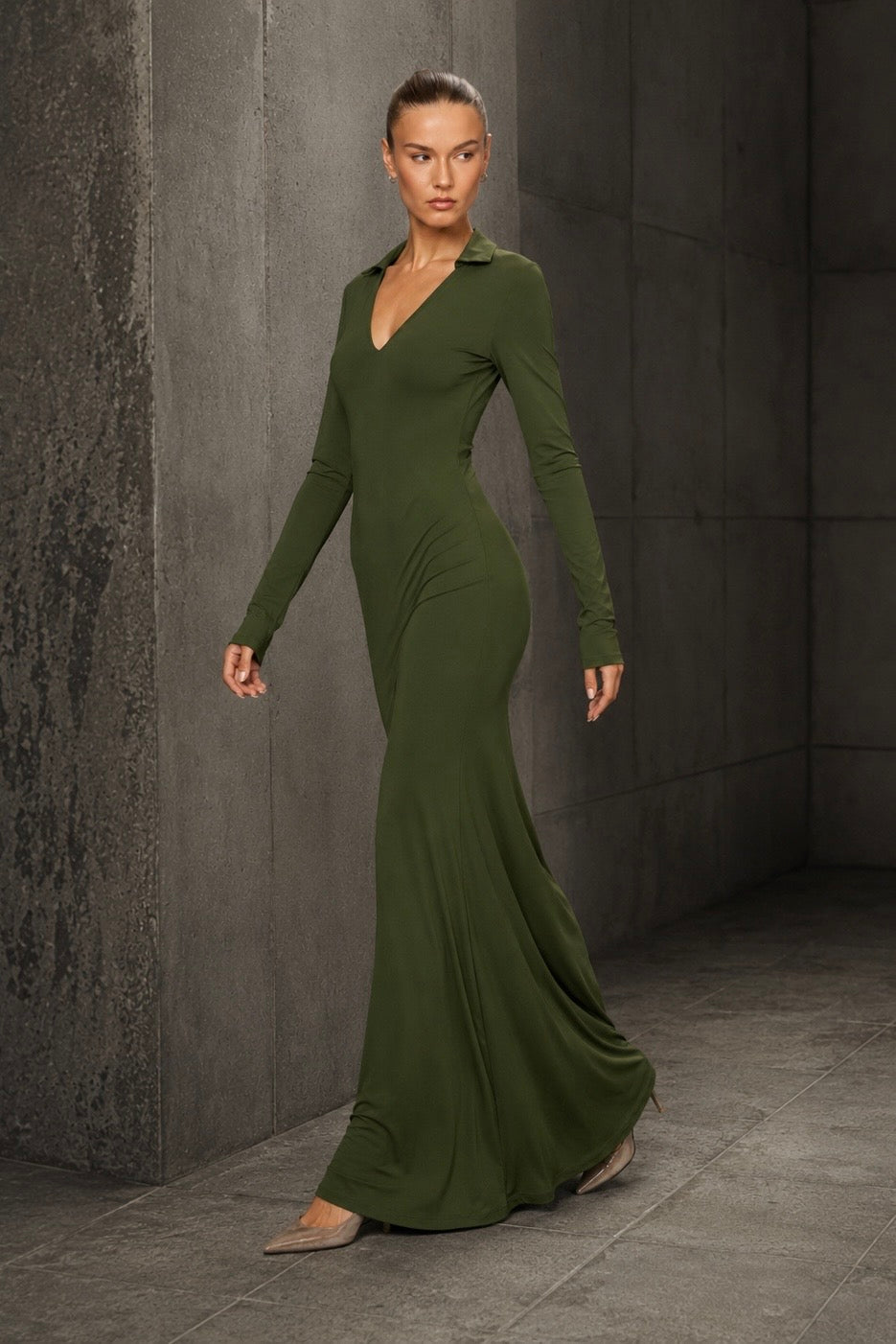 Vestido Longo Militar com Gola e Decote V em Poliamida