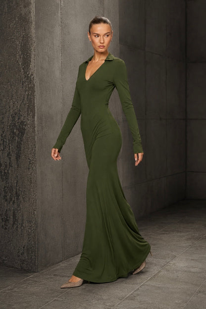 Vestido Longo Militar com Gola e Decote V em Poliamida