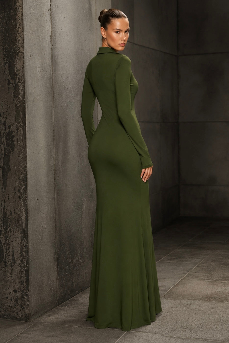 Vestido Longo Militar com Gola e Decote V em Poliamida