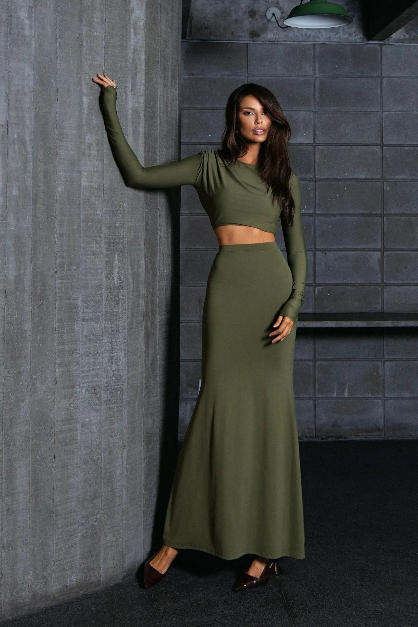 Conjunto Poliamida Cropped Manga Longa e Saia Longa Militar