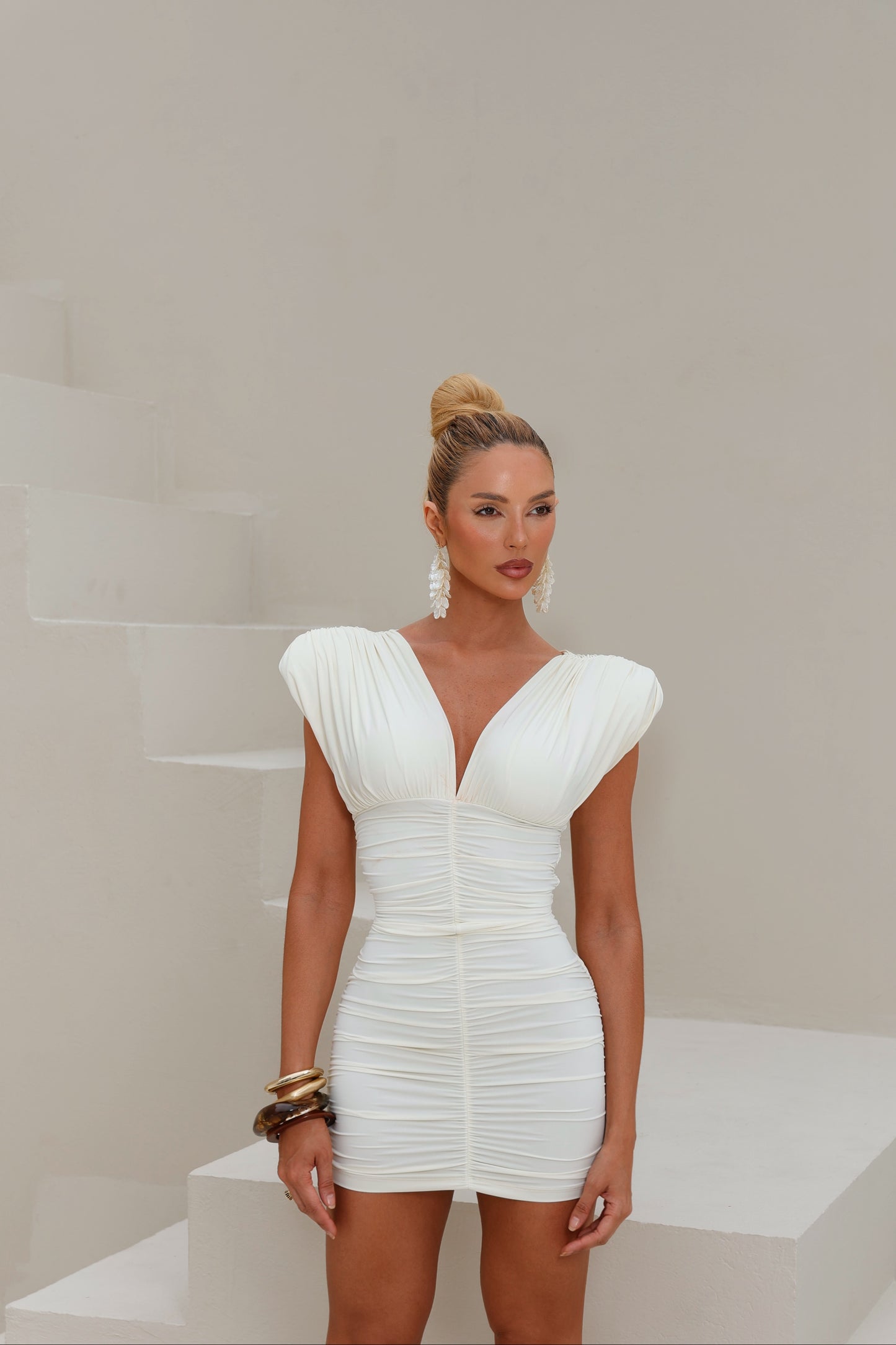 Vestido Curto Drapeado Ombreira em Poliamida Off