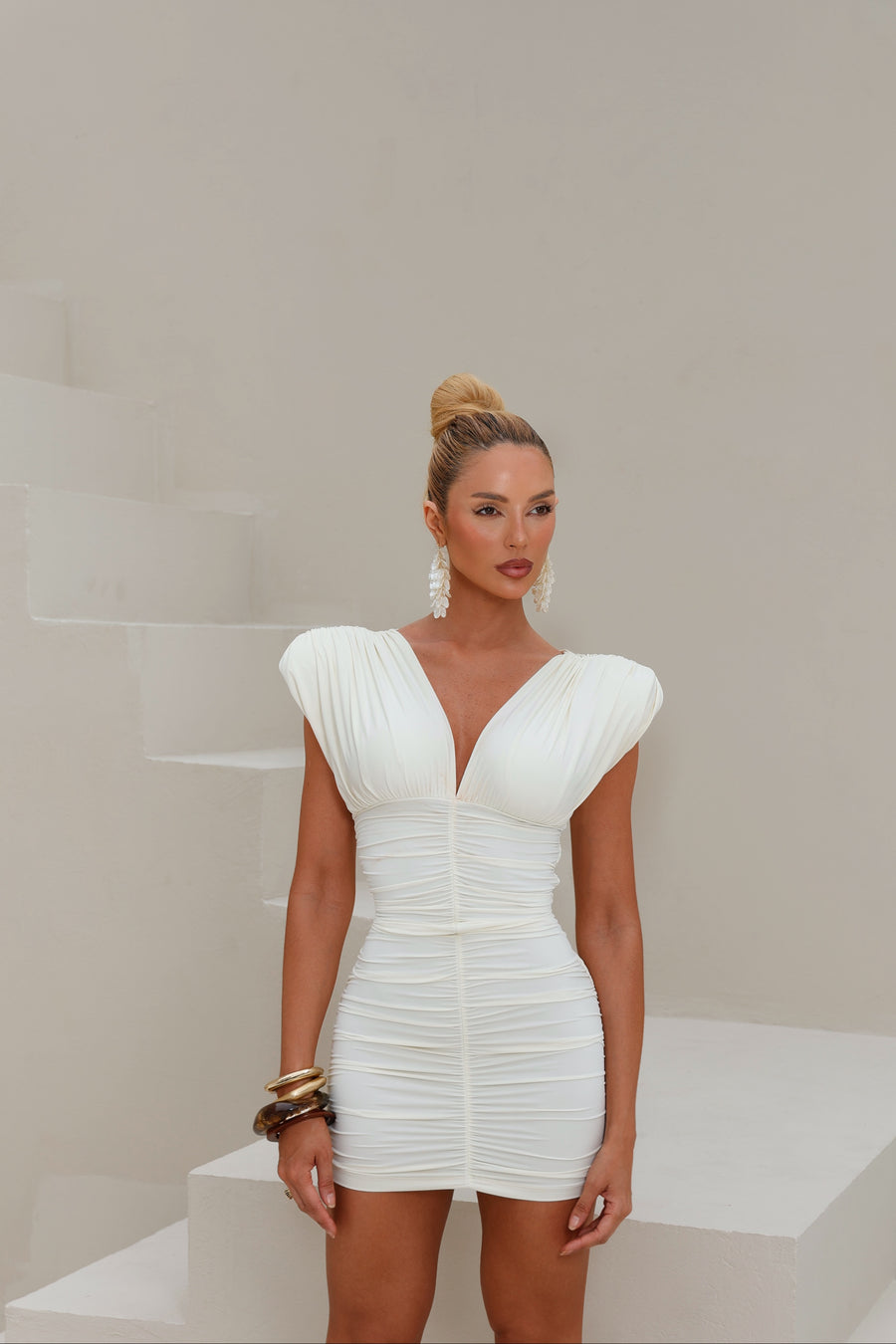 Vestido Curto Drapeado Ombreira em Poliamida Off