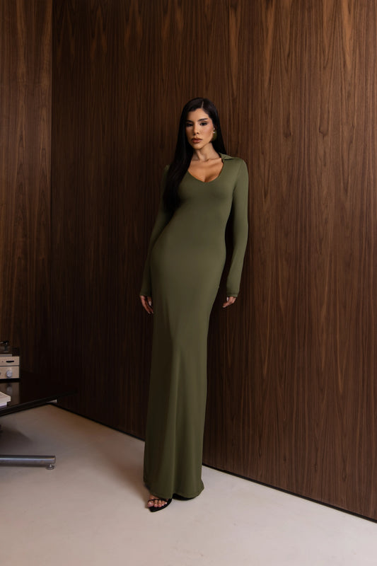 Vestido Longo Militar com Gola e Decote V em Poliamida