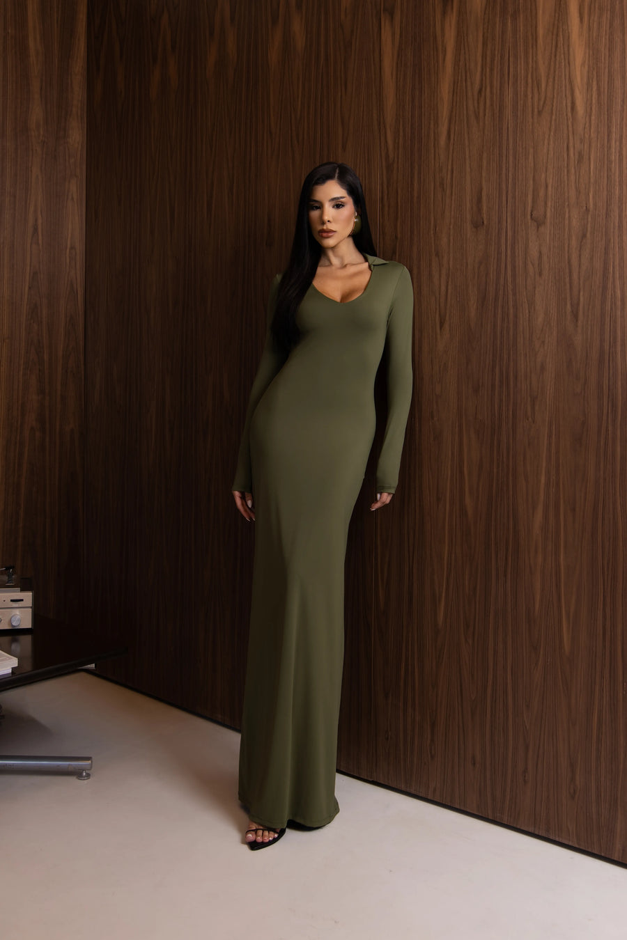 Vestido Longo Militar com Gola e Decote V em Poliamida