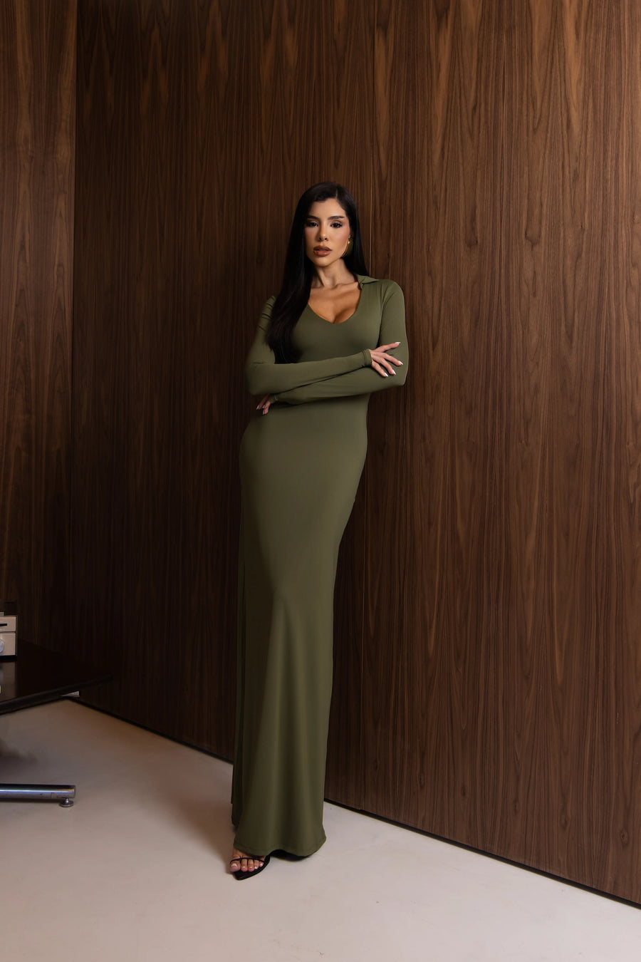Vestido Longo Militar com Gola e Decote V em Poliamida