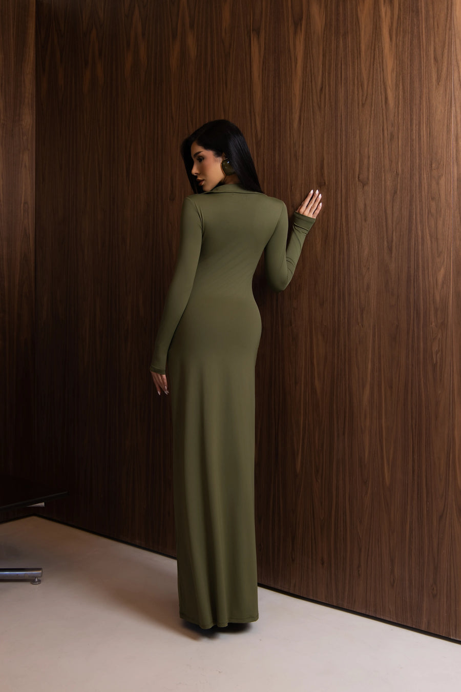 Vestido Longo Militar com Gola e Decote V em Poliamida