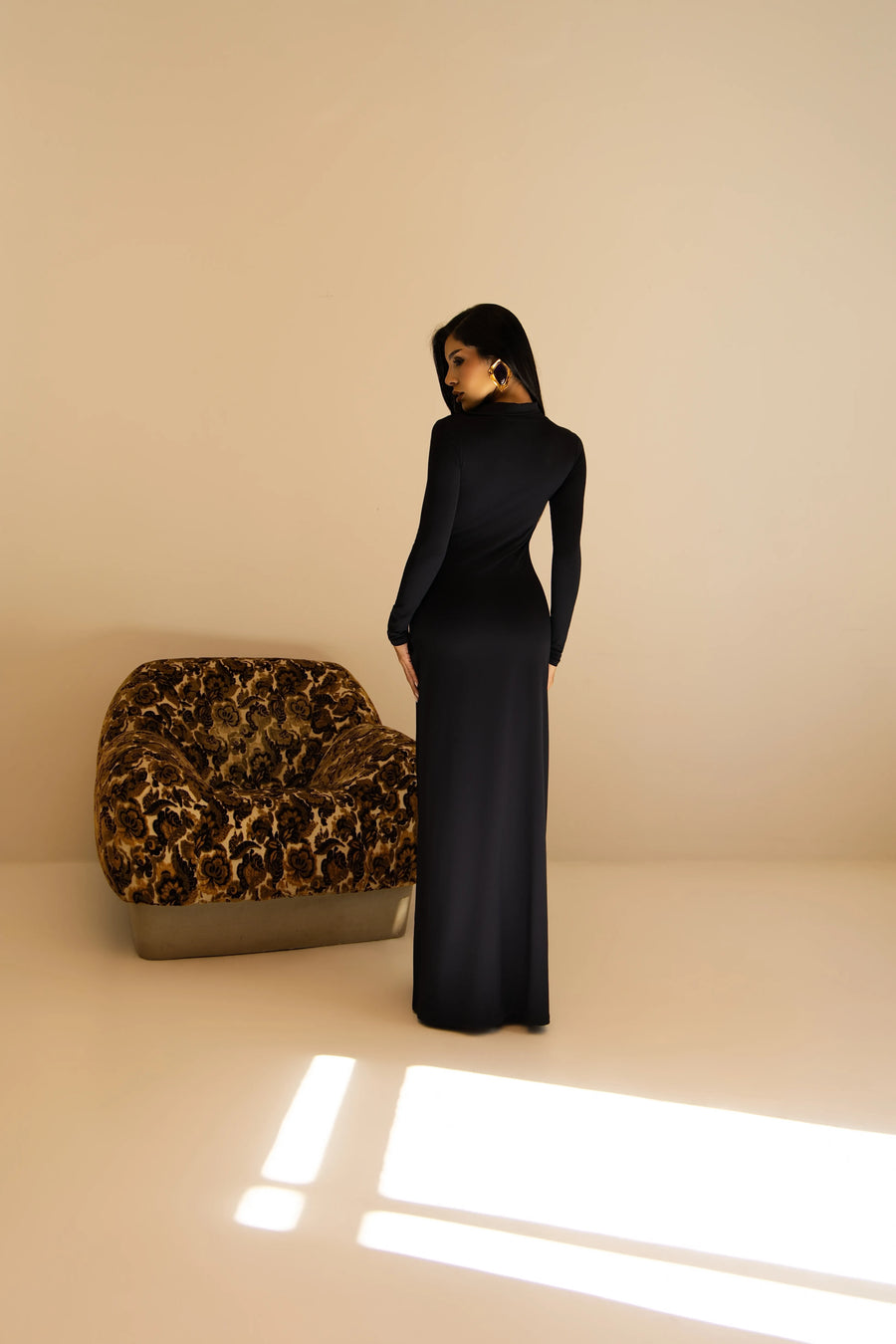 Vestido Longo Preto com Gola e Decote V em Poliamida