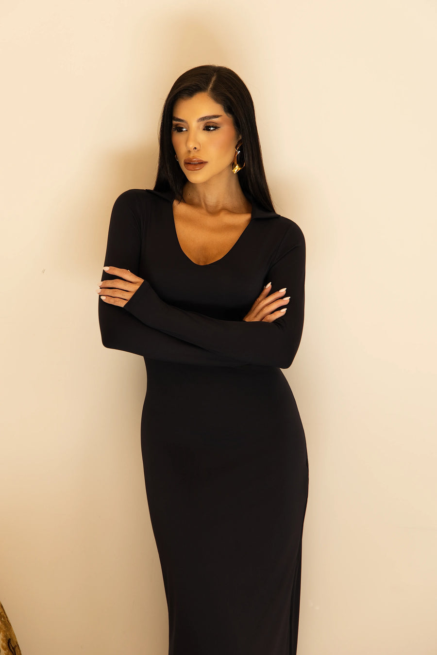 Vestido Longo Preto com Gola e Decote V em Poliamida