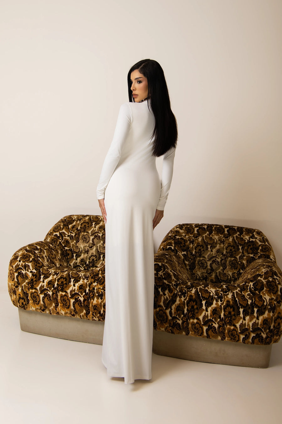 Vestido Longo Off com Gola e Decote V em Poliamida