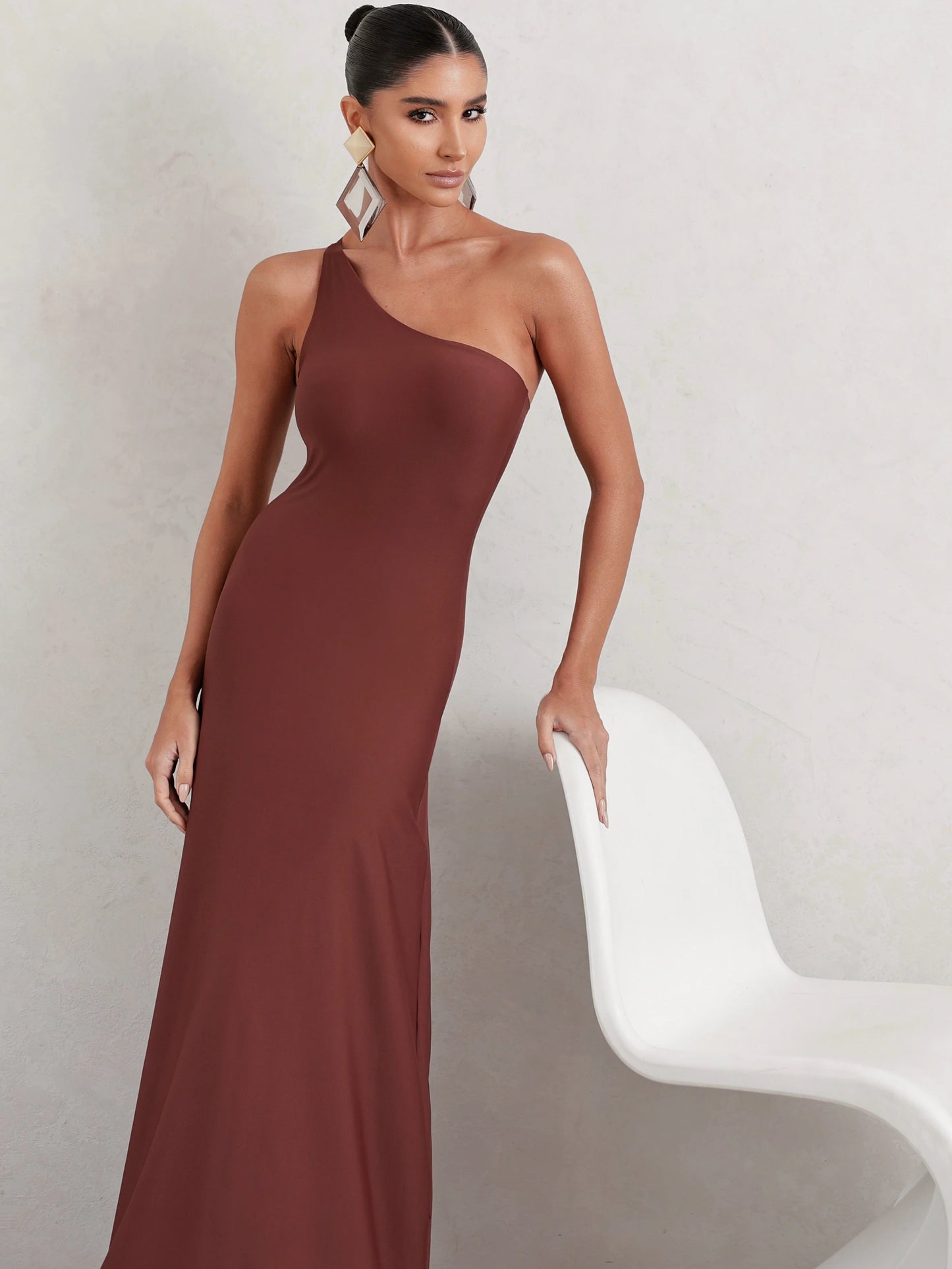 Vestido Longo em Poliamida Um Ombro Só Marrom